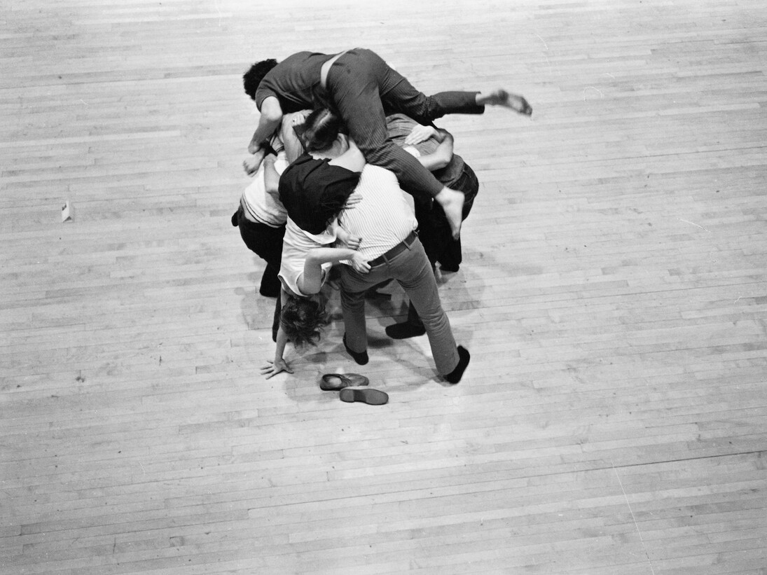 Simone Forti's Huddle, 1969. Photo credits: Peter Moore