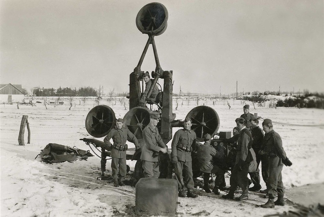 Swedish soldiers operating an acoustic locator in 1940. Photo credits: Rare Historical Photos