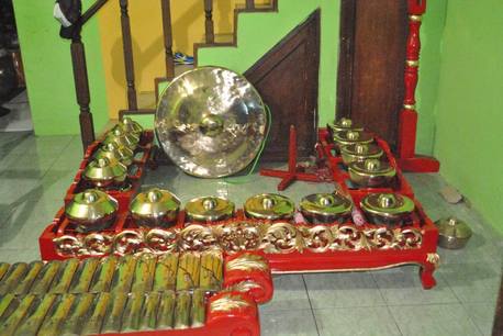 From left to right: Panerus, Bonang, Goong. Photo by Teguh Permana